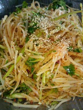 喜欢吃芝麻的可以在最后再撒一些熟芝麻，就可以盛盘食用了。