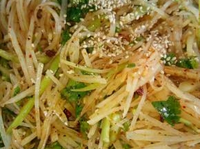 喜欢吃芝麻的可以在最后再撒一些熟芝麻，就可以盛盘食用了。