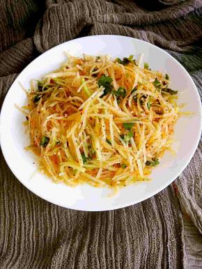 500克的土豆可以做这样的盘子大概两盘的量，如果人少可以所有材料减半。