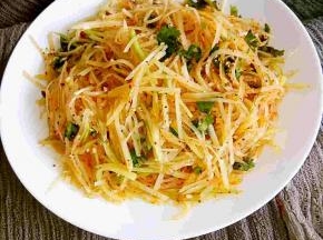 500克的土豆可以做这样的盘子大概两盘的量，如果人少可以所有材料减半。