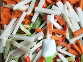 将所有食材洗干净切成条状加入2勺盐搅拌均匀