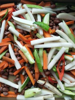 放入烤箱150度30分钟中途要来回翻面。10分钟以后会有水份析出 及时倒掉。