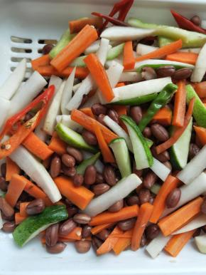 烘干的蔬菜看起来有些蔫，这没有关系哦，在倒入沥水篮继续控干食材。