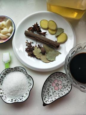 准备好酱汁材料