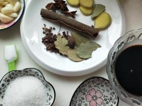 准备好酱汁材料