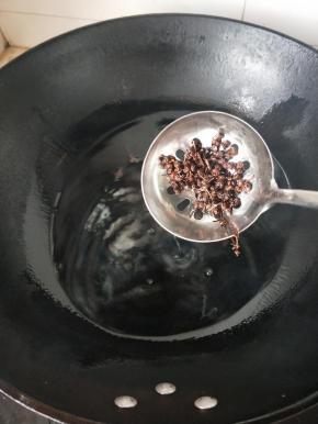 热油下入花椒，炸出香味捞出不要。