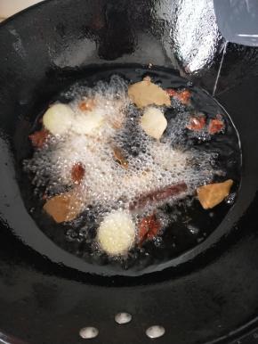 倒入所有配料香料