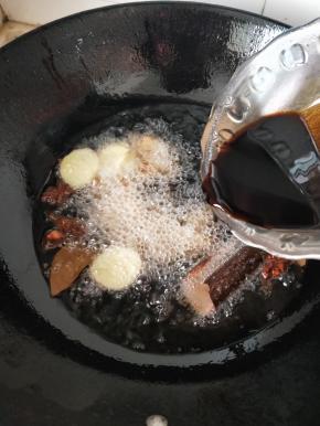 加入老抽和生抽