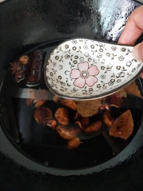 加入料酒，熬煮5分钟后关火，等待冷却。