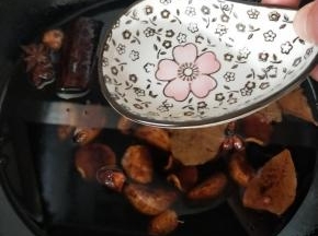 加入料酒，熬煮5分钟后关火，等待冷却。