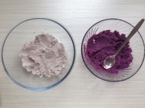 芋头和紫薯隔水蒸熟后，用汤匙压成泥