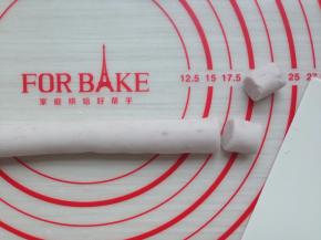 和成三光面团，搓成长条，切成小段