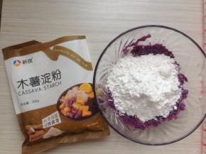 紫薯泥里同样加入85克木薯粉，加入30克左右的水，水量依紫薯泥的干湿度不同，加的水量也不同。和成棉絮状时停止加水
