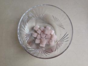 捞出芋圆，放在凉开水中浸泡