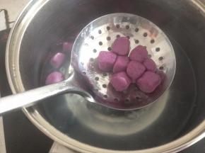 用同样的方法煮紫色芋圆