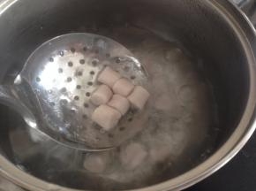 为了防止串色，将这两种颜色的芋圆分开煮。水沸后先加入芋圆，再次烧开后加入少量的凉水，反复三次，待芋圆飘在水后即可