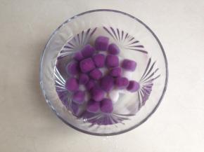 放在另一碗凉开水中浸泡