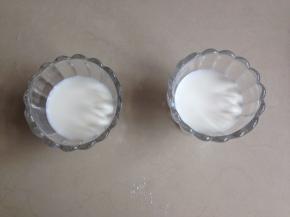 牛奶煮开后加糖，搅拌糖溶化。（也可以不加糖，在最后一步加入炼奶）