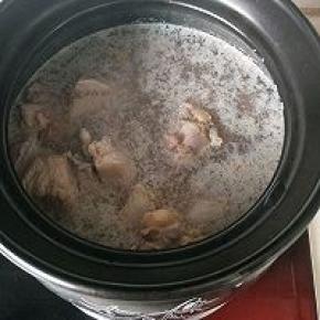 煮开后会有浮沫飘在最上面，来回翻动鸡块，关火捞出鸡块