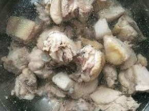 捞出的鸡块用清水清洗干净，砂锅内放入足量的水，冷水下入鸡块。