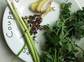 准备小葱，花椒，姜，香菜