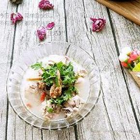 炖好的鸡汤乳白香味浓郁