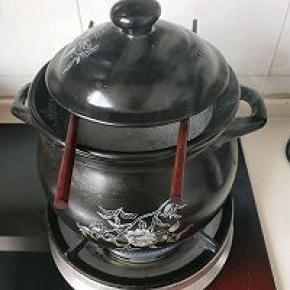 砂锅放两根筷子，盖上锅盖，小火慢滚