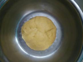 加入黄油揉成光滑的面团