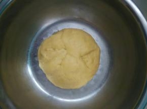 加入黄油揉成光滑的面团
