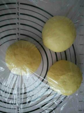 取出轻柔拍气，平均分成三份，静置15分钟