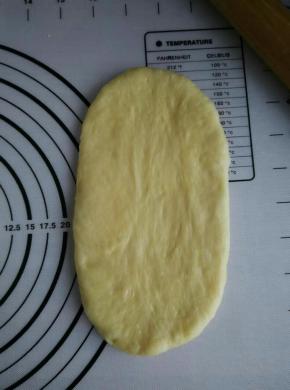 取其中一个面团擀成牛舍状