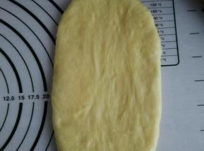 取其中一个面团擀成牛舍状
