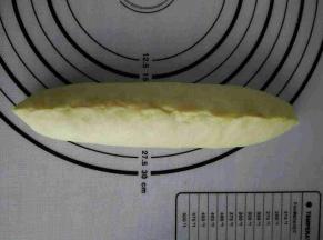 两侧捏紧，擀成牛舍状