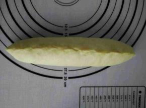 两侧捏紧，擀成牛舍状