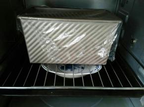 放入烤箱里进行二次发酵，发酵至八九分满时即可