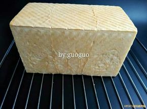 烤箱提前预热175度，烤30分钟。出炉后取下盖子，震一下脱膜