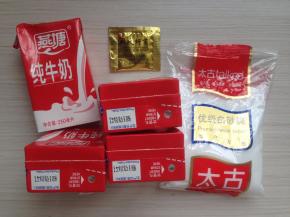 准备好牛奶、酸奶发酵菌、糖（我做的时候没有加糖），将炖盅和盛牛奶的盆子，汤匙用刚煲好的开水烫两三次。