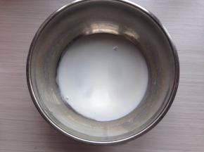 盆里倒入少量牛奶