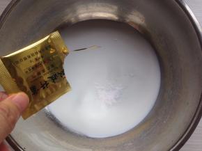 将酸奶发酵菌倒入