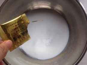 将酸奶发酵菌倒入