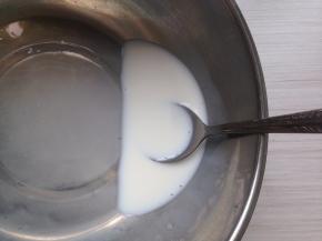 用汤匙搅拌，使发酵菌全部溶解于牛奶里