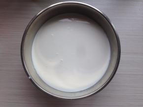 然后再倒入剩余的牛奶，搅拌几下