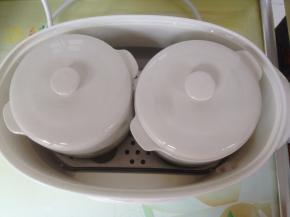 盖上盖子，机子里加入适量的45度水，将炖盅放入