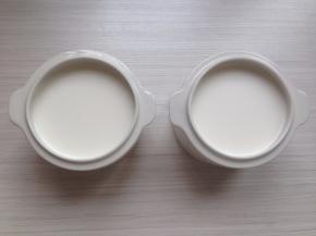 将牛奶倒入到炖盅里