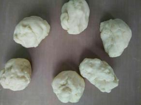 轻揉排气，平均分成6份