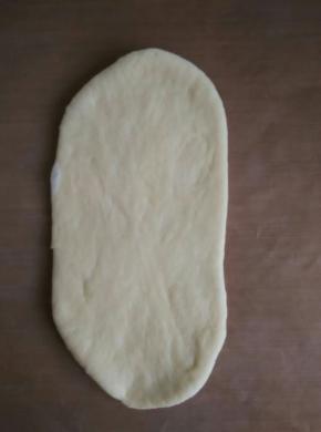 取其中一个擀成牛舍状