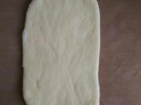 取其中一个擀成牛舍状