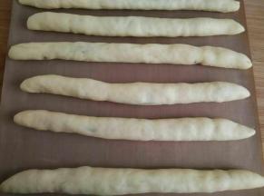 六个面条分别搓成长条