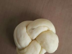 再把剩余的部分绕进去，背后捏紧接头