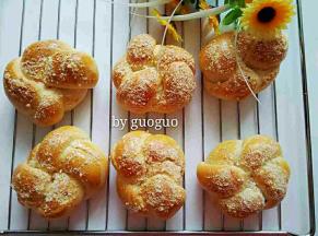发酵至二倍大时，取出刷蛋液，上面撒上椰蓉。烤箱提前预热180度，烤25分钟。烤好后放烤网上晾凉